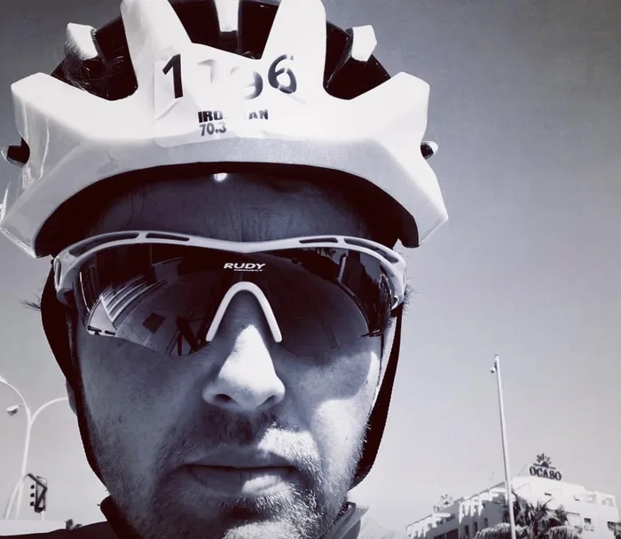Con el casco puesto, listo para el segmento de bicicleta