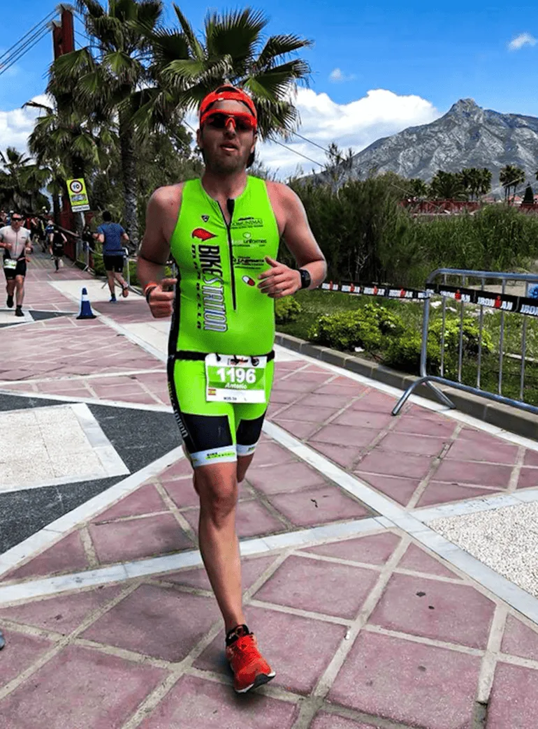 Corriendo el segmento a pie, con la montaña de Marbella al fondo