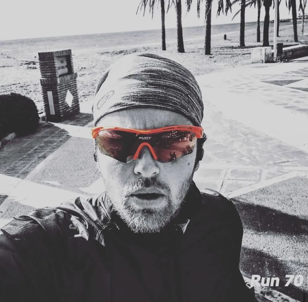 Entrenando solo una mañana de invierno en el paseo marítimo
