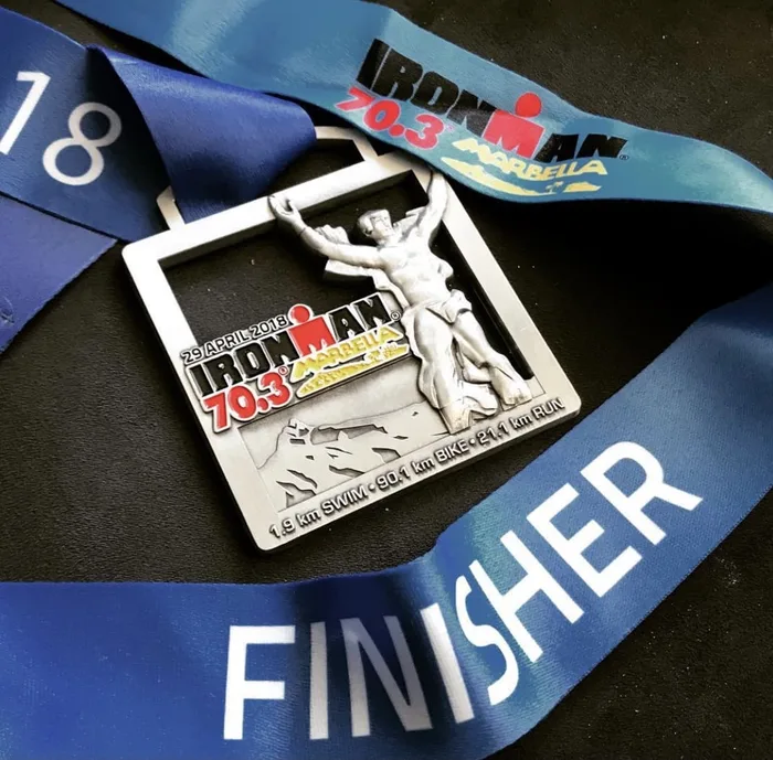 La medalla de finisher del Ironman 70.3 de Marbella
