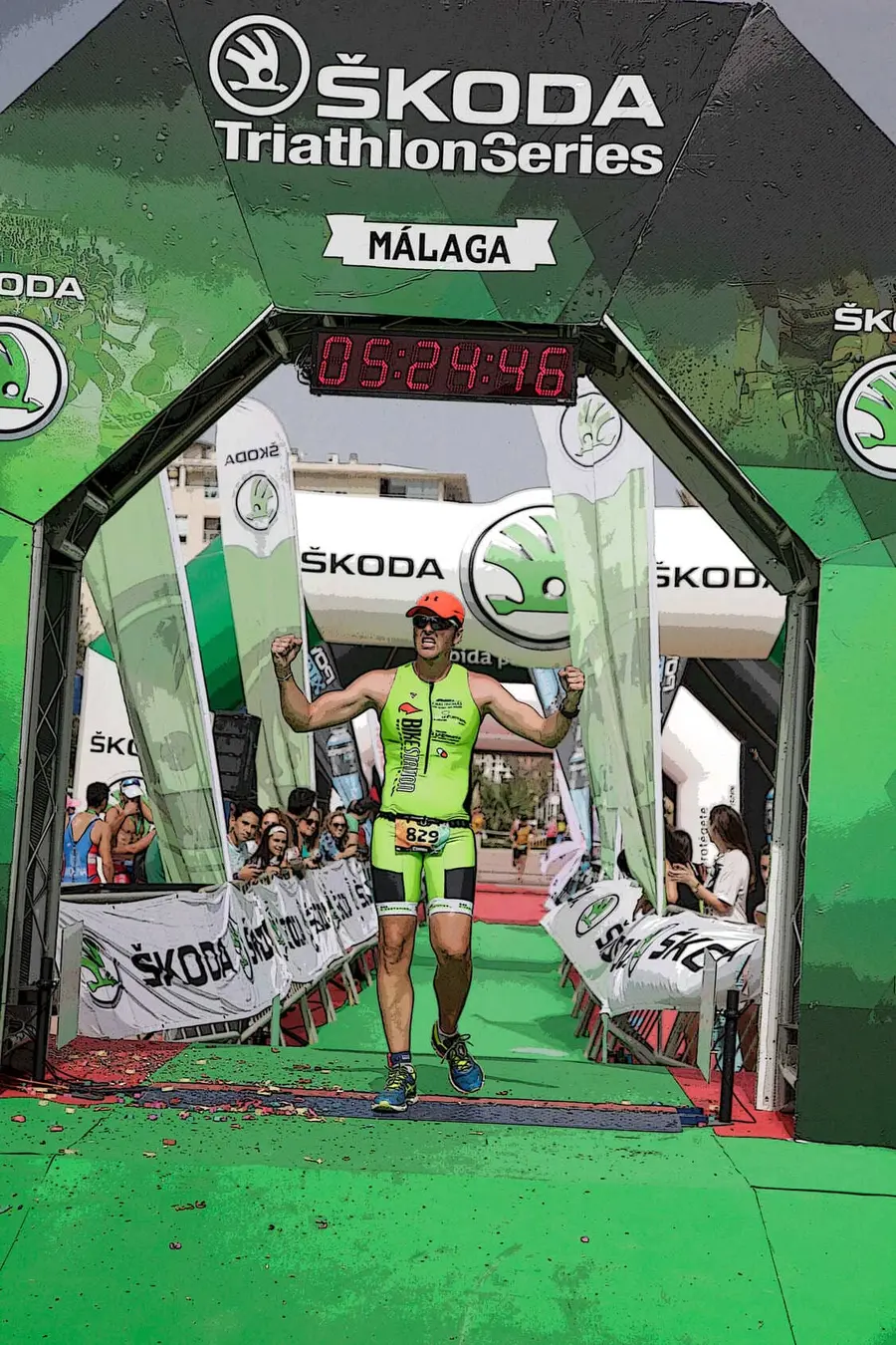Cruzando la meta del ŠKODA Triathlon Series de Málaga con los brazos en alto